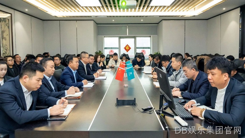 在泸州老窖“中国第一窖”石刻前打卡留念  DB娱乐集团官网将继续秉持开放合作的态度，与业界同仁共同探索中国白酒的新高度，共绘酒业美好蓝图，全力打造产品质量更优、品牌影响力更大的现代化白酒企业。