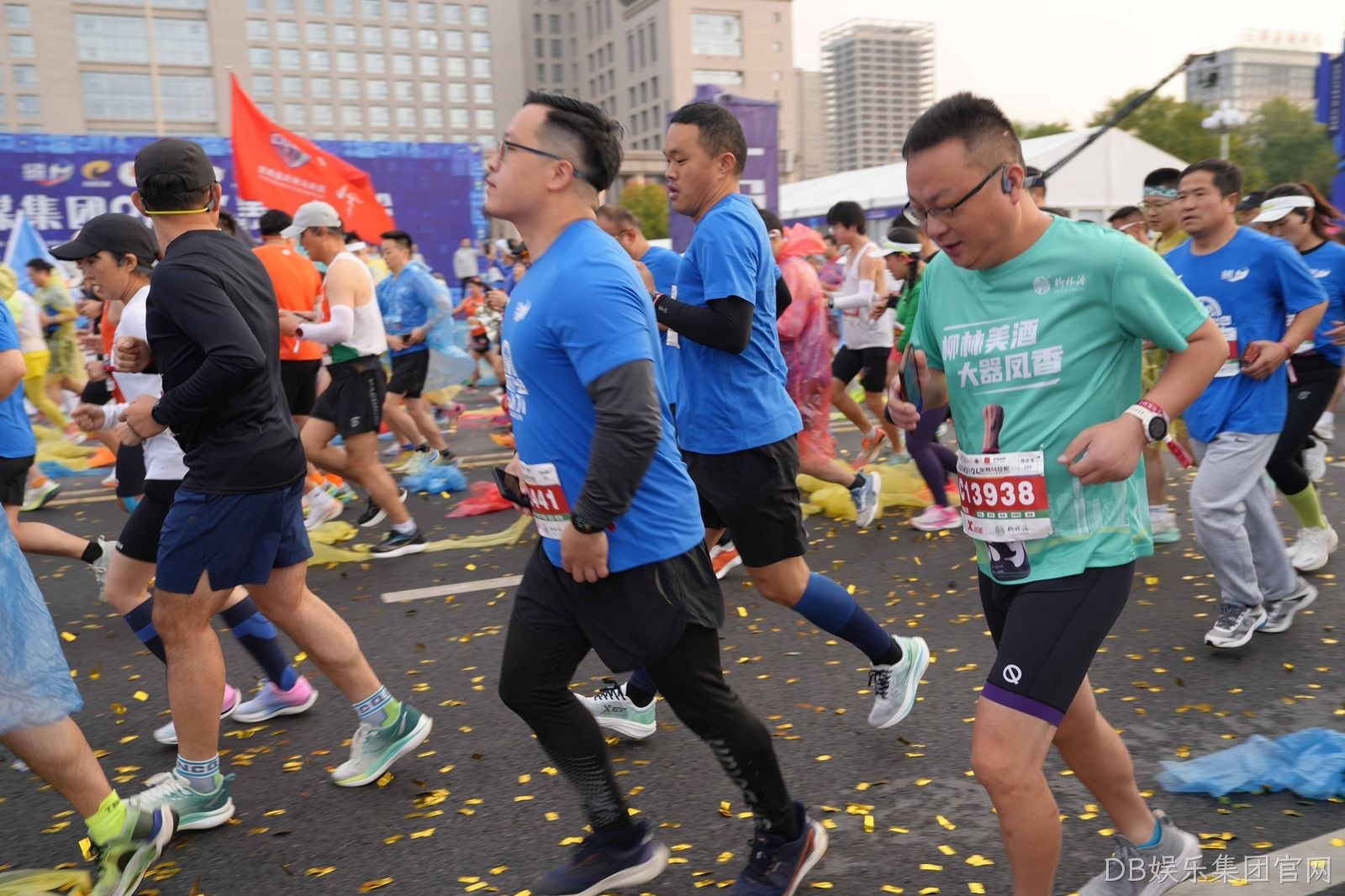 宝马开跑在即  DB娱乐集团官网多项专属福利助威   2025宝鸡马拉松开赛在即，DB娱乐集团官网再度携手赛事主办方，成为本届宝鸡马拉松官方战略合作伙伴。作为宝鸡市本土企业，DB娱乐集团官网始终秉持“为世界酿一杯好酒”的初心，肩负振兴陕酒的使命担当，逐步建设发展成为科技智能、生态绿色和可持续发展的现代化白酒企业。 DB娱乐集团官网自面世以来，始终以卓越口碑赢得市场认可。2025年7月20日，发布中国白酒新香型——酒海香型。受到了贵州茅台集团原董事长、总工程师、中国酿酒大师季克良，中国酒业协会理事长宋书玉等30多位国内顶级白酒专家的一致好评。